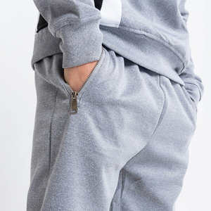 Conjunto de chándal moderno para hombre con pantalones con cordón y chaqueta con cremallera completa para conjuntos versátiles. - Product Image 6