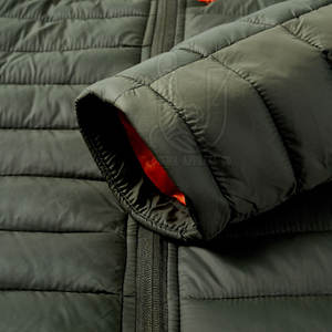 เสื้อแจ็คเก็ตพัฟเฟอร์ผู้ชายแบบมีฮู้ด สีพื้น ปี 2025 สไตล์ลำลอง คอตั้ง ปักโลโก้ด้านหน้า ระบายอากาศ แห้งเร็ว กันลม สตรีทแวร์ - Product Image 5