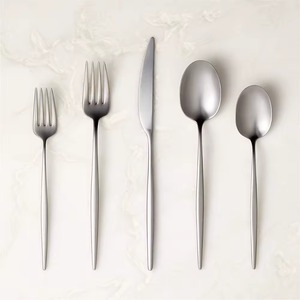 Ensemble de couverts en acier inoxydable martelé avec un poids équilibré, améliore le confort de la table et ajoute une touche de luxe pour les fêtes - Product Image 3