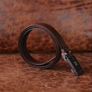 Ceinture de confort de meilleure qualité, fabriquée à la main en cuir pleine fleur pour hommes avec boucle à verrouillage automatique d'Indonésie - Product Image 5