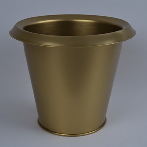 Pot de tuyau antique en laiton doré de qualité supérieure avec des détails traditionnels, parfait pour un coin de jardin élégant, un style d'intérieur décoratif - Product Image 1