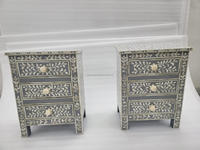 Grands meubles de rangement latéraux de style ange en résine vert sauge avec incrustations de nacre pour appartement de luxe, cuisine moderne et salon