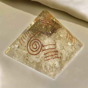 Pyramide d'orgonite en quartz clair d'excellente qualité pour la protection des champs électromagnétiques et l'équilibrage des chakras au prix direct d'usine - Product Image 2