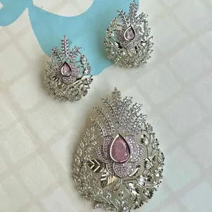 Acquista alla moda elegante set di orecchini e ciondoli in pietra color zircone con diamanti americani placcati in rodio per donne