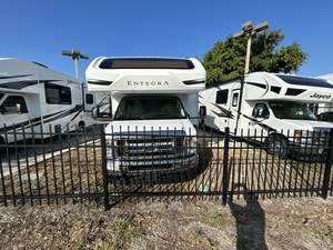 Bastante usado 2024 Entegra Odyssey 31F Clase C RV en venta Limpie usado Honda Bus Diesel y opciones de combustible de gasolina - Product Image 6