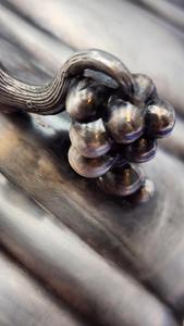 Bol de service en argent de style coquillage artistique avec motif de raisins, idéal pour la présentation de fruits et de collations et pour la décoration de table - Product Image 6