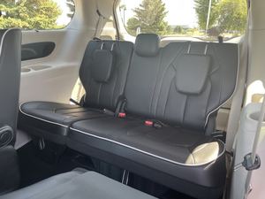 Offre Spéciale : Chrysler Pacifica Hybride Limited FWD d'occasion 2023 - Prêt à être expédié - Product Image 3
