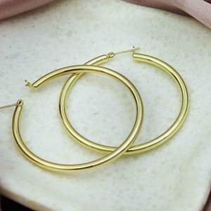 Venta al por mayor 14K 18K 24K Pendientes de aro chapados en oro, Pendientes clásicos, Pendientes de aro de moda, Joyas de oro relleno de latón Oro Joyeria. - Product Image 2