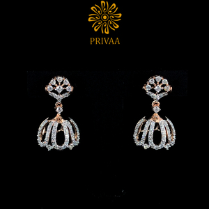 ต่างหูทรงจุมก้าทองคำชมพู 14KT ดีไซน์เหนือกาลเวลา ประดับด้วยเพชรทรงกลมเจียระไนแบบบริลเลียนท์คุณภาพสูงจากธรรมชาติ - Product Image 1