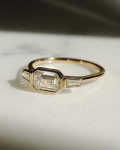 10x7มม. แหวนเพชรมอยส์ซอไนต์ตัดมรกตแหวนหมั้นมินิมอลลิสต์ | หินสามด้านชุบทอง18K - Product Image 4