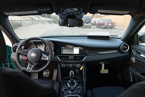 Alfa Romeo Giulia Quadrifoglio AWD Turbo Sedán 2023, Bajo Kilometraje, Caja de Cambios Automática, Volante a la Izquierda, Color Oscuro, Funcionamiento con Gasolina - Product Image 4