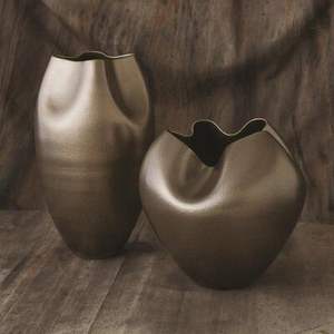 Jarrones de flores de metal de diseño moderno distintivo hechos de materiales reciclados que combinan sostenibilidad con elegancia - Product Image 1