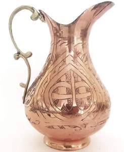 Carafe en cuivre gravée traditionnelle avec poignée en laiton incurvée, pichet à eau décoratif pour la maison, l'hôtel et les restaurants - Product Image 4