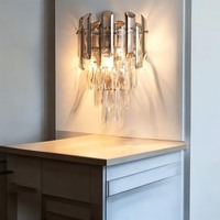 La combinaison de abat-jour en métal et en verre permet aux appliques murales de diffuser la lumière de manière magnifique, transformant un mur simple en moderne.
