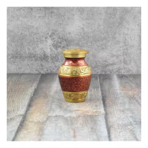 Urna de recuerdo de cremación de metal antiguo vintage con banda grabada dorada, servicios de entierro con acabado de mármol rojizo, suministros funerarios - Product Image 1