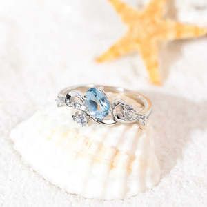 Anillo de compromiso de plata con topacio azul azurado de Hallmark Fine Jewelry, chapado en rodio, material de platino, piedra tallada. - Product Image 3