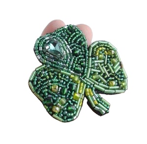 Broches en dentelle brodée de qualité supérieure avec fil de bouillon, design personnalisé en chenille feuille de trèfle et cristal, service OEM, vente en gros - Product Image 1