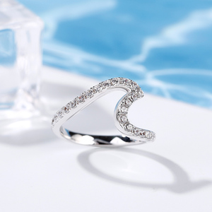 แหวนเงินสเตอร์ลิงลายคลื่นทะเลเจลิยาเคลือบโรสโกลด์และประดับเพทาย - Product Image 6