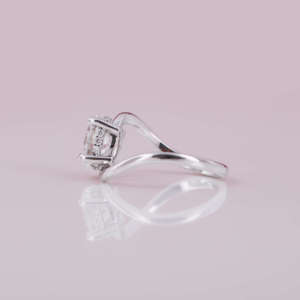 Bague de fiançailles en diamant de laboratoire à taille ovale avec halo dissimulé, design personnalisé fait main en or blanc 18 carats - Product Image 3