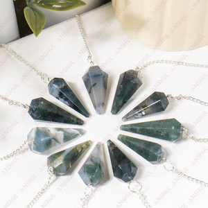 Magnifique Pendule Facetté en Agate Mousse Verte, Sculpté en Forme d'Ange, Feng Shui, Origine Européenne, Objet d'Art de Collection - Product Image 1