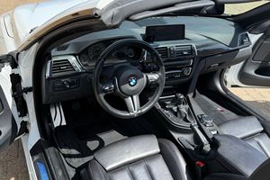 BMWSS M 4 cabriolet 2017 d'occasion et propre avec sièges en cuir à direction gauche-Vente aux enchères pour la saison - Product Image 3