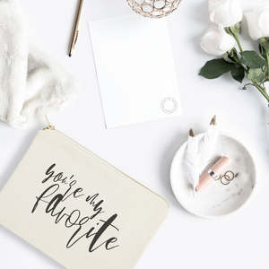 Sac de rangement cosmétique en toile de coton écologique « You're My Favorite » – Trousse de maquillage pratique avec logo personnalisé et motif lettres - Product Image 3