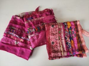 แผ่นผ้าส่าหรีผ้าไหมสีชมพูวินเทจทำด้วยมือผ้าพันคอแบบกลับด้านได้พร้อมผ้าพันคอยาวลายทางหลากสี - Product Image 3