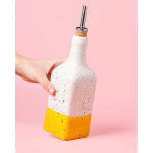 Dosificador de Aceite de Cerámica Artesanal Canela, Hecho a Mano en España, Elegante Utensilio de Cocina - Product Image 2