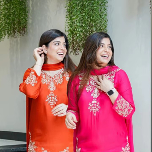 Ensemble indien de style ethnique lourd et élégant, comprenant un haut Mul Chanderi avec de magnifiques broderies à la main, un pantalon Palazzo Mul Chanderi entièrement évasé et un dupatta en mousseline - Product Image 1