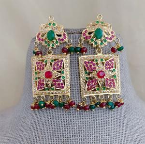 Impresionantes Pendientes de Alta Calidad con Acabado Dorado, Estilo Tradicional, Estilo Jadau, Colección de Joyería para Bodas para Mujeres y Niñas - Product Image 2