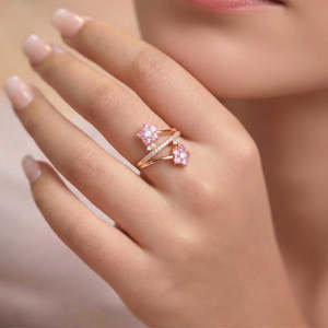 Anillo de compromiso de moda Hallmark con flor de plata y oro rosa, incrustaciones de diamantes de talla princesa y engaste de garra - Product Image 1