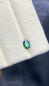 พลอยโกเมน tsavorite ทรงรีจากโกเมนธรรมชาติได้รับการรับรองด้วยอัญมณีทรงหลวมสี0.56ทำความสะอาดตากะรัต - Product Image 4