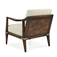 Fauteuil Boucle avec finitions en bois foncé et doré, pièce maîtresse idéale pour un coin lecture confortable.