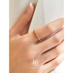 Anello Vintage in Oro, Non Ossidabile, Super Sottile, Impilabile, Impermeabile, Stile Minimalista con Fascino Retrò, Regalo per la Mamma - Product Image 5