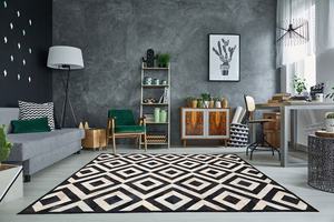 Tapis en patchwork de cuir de vache naturel fait main, noir et blanc, pour intérieurs modernes - Product Image 2