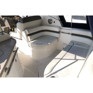 Lancha de lujo Rinker 260 Express Cruiser usada del 2008 con motor interno MerCruiser, tanque de combustible de 100 galones y profundidad máxima de 3.17 pies. - Product Image 3