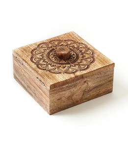 Caja de almacenamiento de joyas de madera que permite un fácil acceso a las piezas de joyería almacenadas de forma ordenada en compartimentos artesanales. - Product Image 2