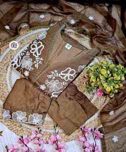 Fabuloso vestido de boda Salwar Kameez con exquisito bordado floral y detalles de lentejuelas. - Product Image 2