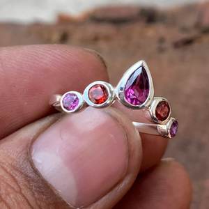 แหวนโรโดไลต์ดีไซน์โรแมนติก โดดเด่นไม่ซ้ำใคร ตัวเรือนเงินแท้ 925 ประดับเพชรทรงรี สำหรับผู้หญิงและเด็กผู้หญิง เหมาะสำหรับงานแต่งงาน งานครบรอบ และงานปาร์ตี้ - Product Image 2