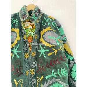 Femmes fait à la main courte unisexe veste Boho velours Suzani broderie florale coton tissu respirant tricoté manteau pour l'hiver - Product Image 2