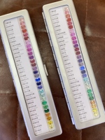 Pierres précieuses de laboratoire, saphir bleu vert jaune rose de forme ovale émeraude, nuancier de couleurs, coffret de pierres précieuses de laboratoire pour test d'échantillons