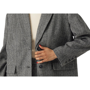 Vero Moda Lizzie Blazer Lungo Oversize Grigio con Ricami, Perline, Paillettes e Decorazioni a Bottoni, Completo Business in Maglia - Product Image 3