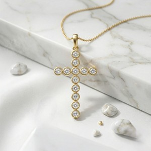 Collier pendentif croix en or 9 carats avec diamant synthétique de laboratoire taille brillant rond de 1,40 carat, serti clos, pour bijoux de luxe certifiés - Product Image 3