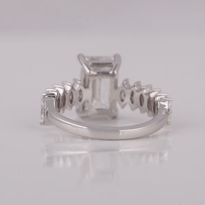 Anillo de compromiso de diamante cultivado en laboratorio de corte esmeralda de 3.00CT platino estilo moderno IGI certificado Pave ajuste boda Unisex - Product Image 4