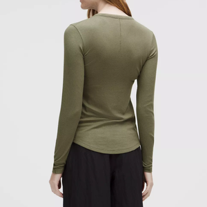 ชุดเสื้อครอปแขนยาวสำหรับผู้หญิงเล่นกีฬาฤดูหนาว ผลิตจากโพลีเอสเตอร์ 100% ป้องกันรังสียูวี แห้งเร็ว กันลม ระบายอากาศได้ดี มีปก - Product Image 3