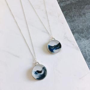 Agujas de resina completas de color Agujas brillantes hechas a mano creativas en collar luminoso de resina de nubes de cielo azul oscuro único para Wome - Product Image 3