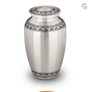 Elegante urna de cremación plateada, con un borde grabado geométrico. Disponible a precio mayorista. - Product Image 1