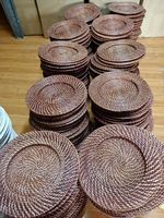Assiettes de présentation en rotin faites à la main - Assiettes écologiques pour événements à prix abordable
