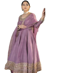 Achetez à prix avantageux des robes longues de style Anarkali pour femmes, prêtes à porter, avec de multiples séquences et broderies fantaisie, motif ample, avec un ensemble dupatta - Product Image 1