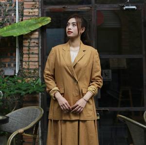 Elegante chaqueta de ramio 100% para mujer, de doble botonadura diseño clásico, relleno de algodón, cierre de botones, detalle de corbata, transpirable, crudo - Product Image 1